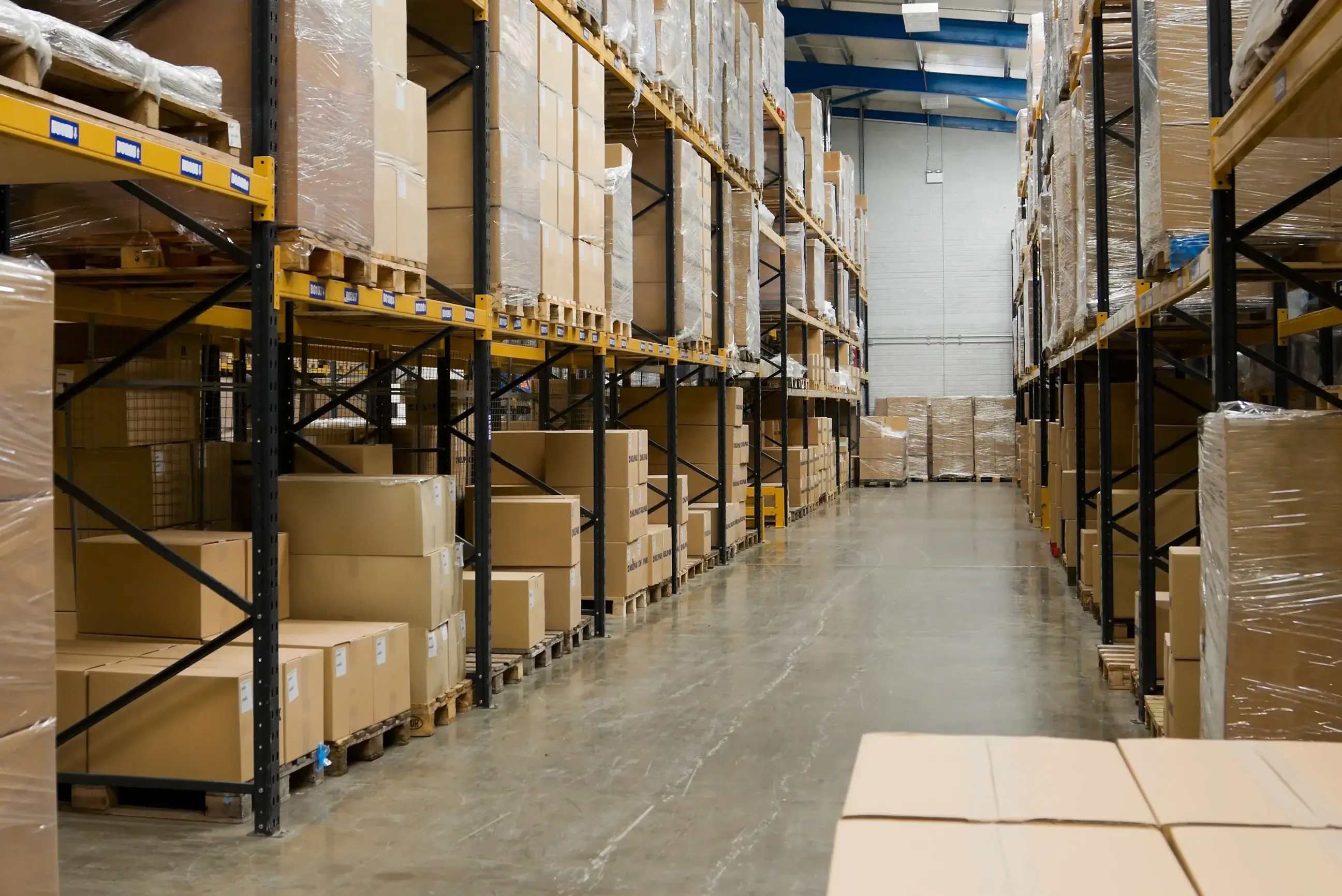 Palettenware im De-Stock Distributionszentrum